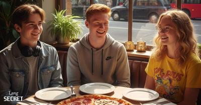 Кузены Mike, Sophie и Alex в кафе едят пиццу