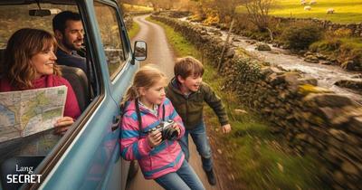 Вся семья у знака "Welcome to Scotland"