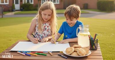 Emma и Jack рисуют плакат за столиком