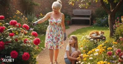 Бабушка Sophia и Emma в саду с розами и цветами