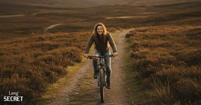 Сара едет на велосипеде и улыбается