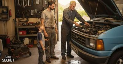 Мужчина и пожилой механик ремонтируют двигатель фургона в гараже