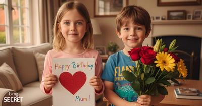 Дети готовят открытку и цветы для мамы