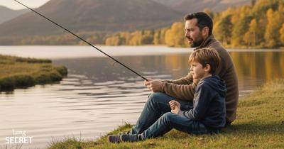 Отец и 8-летний сын рыбачат вместе у озера в Lake District