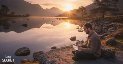 Tom на берегу Loch Earn пишет в блокноте