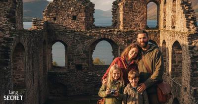 Семья Уильямс позирует для фото на фоне руин замка Уркухарт и озера Лох-Несс